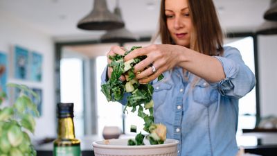 I tried this volume-eating-style salad every day for a week and it kept me full all afternoon and kicked my snacking habit