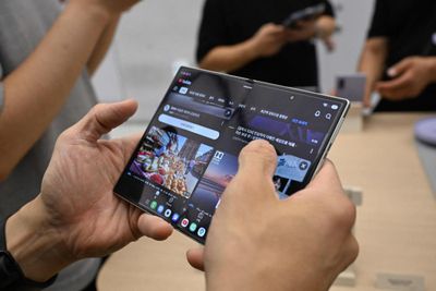 Premium smartphones buck market slowdown