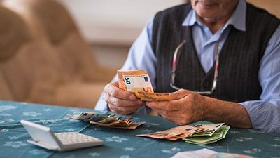 Chronic financial stress speeds up brain ageing, study finds