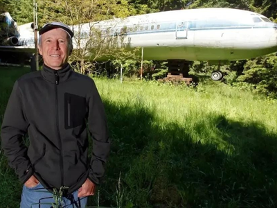 In 1999, Oregon engineer Bruce Campbell bought a retired Boeing 727, moved it into a forest, and turned its cabin into his home