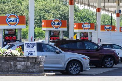 Americans’ confidence in the economy falls as worries over food and grocery prices grow