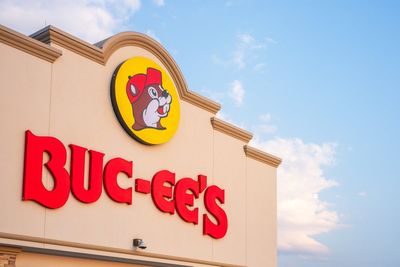 Buc-ee’s customers debate store sign about its pet policy