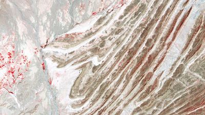 Colossal scars of 60 million-year-long continental collision streak across warped mountains in Pakistan — Earth from space