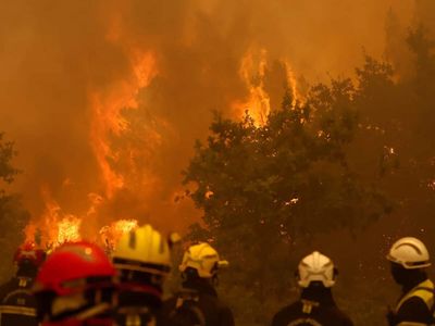 France widens mass evacuation as wildfire flares near Atlantic resorts