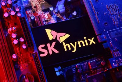 SK Hynix's record profit misses forecasts; shares slump 10% despite robust AI chip demand
