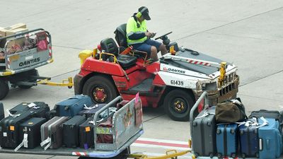 Sacked, struggling Qantas staff still wait for payments