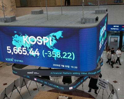 FTSE 100 hits record high despite AI sell-off