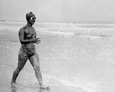 Gertrude Ederle becomes the first woman to swim across the English Channel – archive 1926