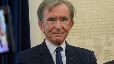 "He politicises his stance": X, a turning point in Bernard Arnault's communication