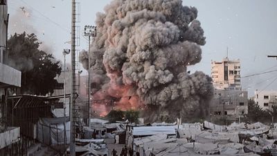 Gaza residents flee before Israeli strike hits mosque area