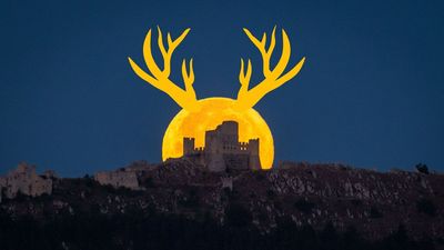 July's full Buck Moon leads a mini planet parade through the summer sky tonight