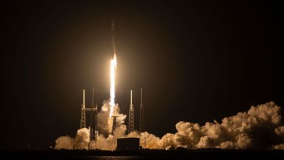 SpaceX launches secret US spy satellite from Florida (video)