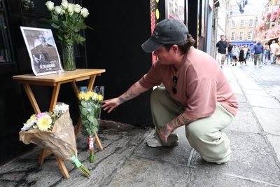 Tearful fans queue up in Dublin to express condolences over Glen Hansard’s death