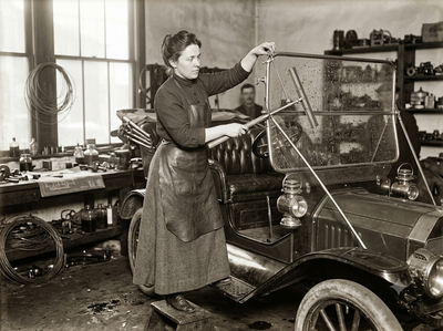 In 1903, a woman inventor faced delays as the driver was forced to get out of the car to clean off windshield due to the snow and she created the first-ever windshield wiper: How Mary Anderson changed the world?