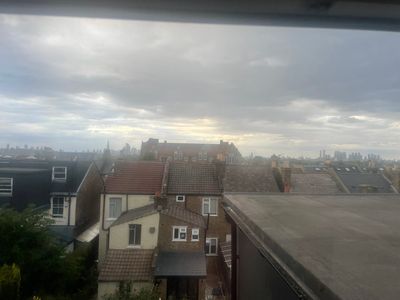 Londoners rejoice as first rain in weeks falls in capital