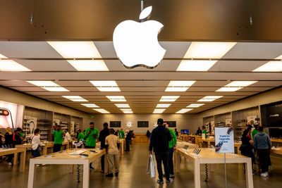 Apple and Amazon report rising revenues as investors turn on some tech stocks