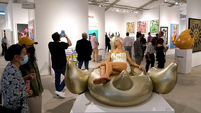 Giant lifelike sculptures bring art closer to Chicago crowds