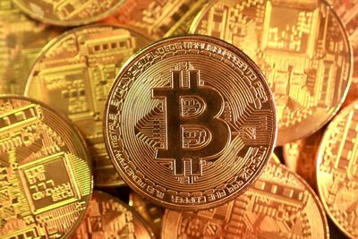 Bitcoin trades near $64K; key support seen at $63,800-$64,000 amid Fed uncertainty