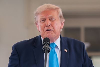 The nightly phone calls that helped Trump raise $800 million