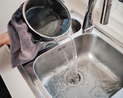 Household chemicals end up as pollutants if not disposed of correctly. What shouldn’t go down the drain?