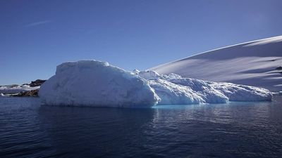 During Cape Town’s 2018 water crisis, salvage expert Nick Sloane proposed towing a 100-million-tonne Antarctic iceberg 2,700 km; he estimated 63% could survive