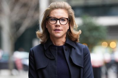 Gold family agree to sell West Ham stake to consortium led by Amanda Staveley