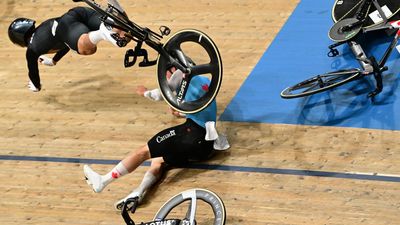 Seven riders fall in scratch race crash at Games