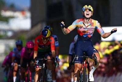 Lorena Wiebes claims the first yellow jersey of the 2026 Tour de France Femmes in uphill sprint on stage 1