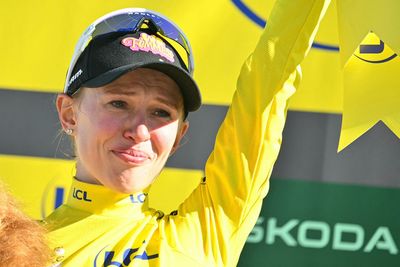 Who is leading the Tour de France Femmes 2026 after stage 7?