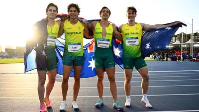 Bizarre ceremony ends Games for golden sprinters