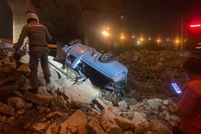 Two severely injured in pickup plunge from elevated expressway