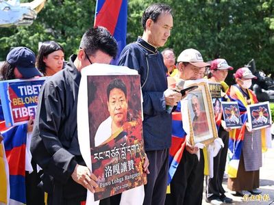「以身為炬」控訴中共滅藏 在台藏人赴中國銀行抗議