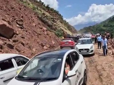 Controlled blasting by NHAI clears massive boulders on Jammu-Srinagar National Highway