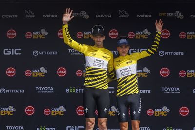UCI Gravel World Series: Lisa Bone takes solo win at Around the Pot, Matt Beers darts ahead of Cape Epic teammate Tristan Nortje