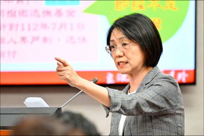 質疑年改溢扣未還！翁曉玲提案凍結考試院、銓敘部預算