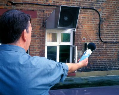 Traffic, mobiles, music … let’s turn the volume down