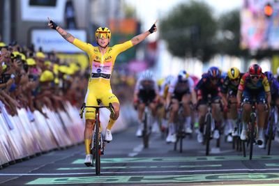 Tour de France Femmes: Lorena Wiebes powers to stage 2 sprint victory as late-race soloist Riejanne Markus is caught close to the line