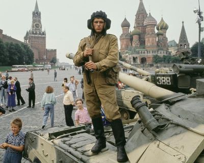 The August Coup by Robert Service review – the drink-soaked collapse of the Soviet Union