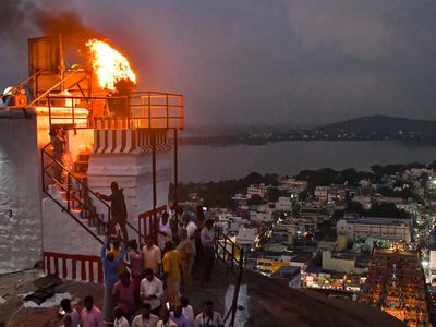 Deepam row: SC issues notice on Tamil Nadu govt's plea, refuses to stay HC order