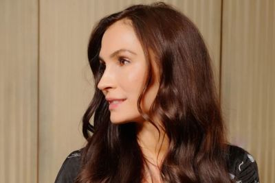 Famke Jansen's Handler Allegedly Uses a Yardstick To Measure Space Between Her and Fans During Comic Con in Resurfaced Photo