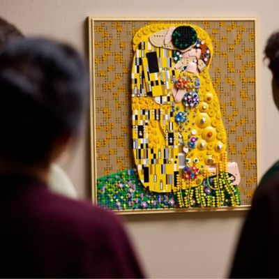 LEGO Art recreates Klimt's “The Kiss” in bricks