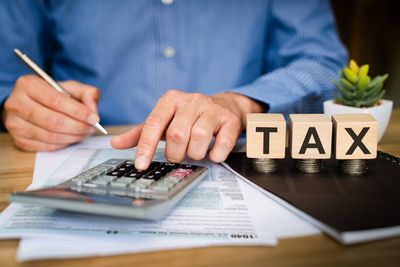 Man, who refused US job offer earlier, pays over Rs 1 crore income tax, says 'I'm earning for someone else'; sparks debate
