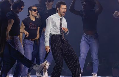 Harry Styles shrugs off onstage fall during Mexico City show and keeps performing