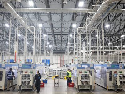 US factory activity accelerates, uncertainty remains high: survey