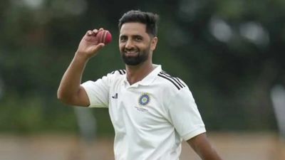 J-K LG Sinha, CM Abdullah congratulate bowler Auqib Nabi for Indian Test team selection