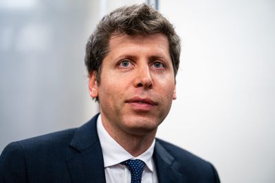 Sam Altman reveals the investing advice billionaire Peter Thiel gave him that helped him amass a $3.3 billion net worth without OpenAI equity