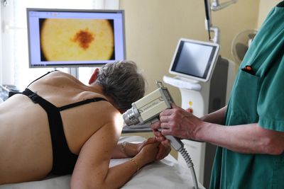 FDA advisers backed Replimune's RP1 melanoma therapy, bringing the investigational skin cancer drug closer to approval for advanced melanoma.