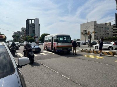 桃園免費公車左轉撞飛行人畫面曝 市府開罰7萬要求業者檢討