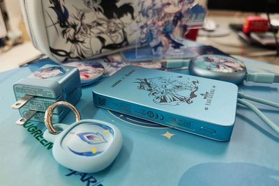 Ugreen’s Honkai Star Rail power bank set brings gaming flair to Bangkok’s daily commute
