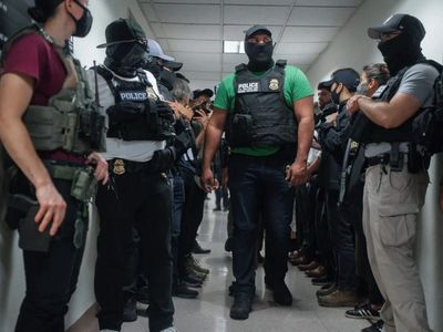 Judge rules New York can't ban federal agents from wearing face coverings